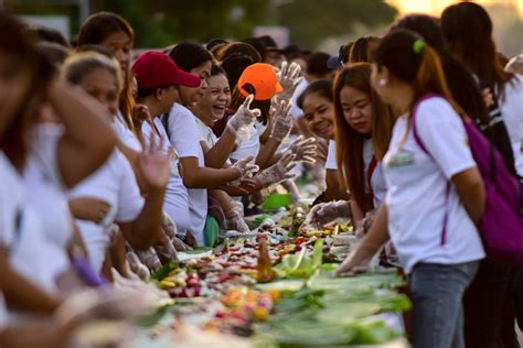 1st Calumpit Longganisa Festival draws thousands .